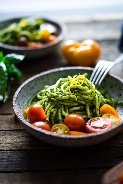 40 Mouthwatering Vegan Dinner Recipes!| Bucatini Pasta with Arugula Pesto and Heirloom Tomatoes. A fast and flavorful weeknight dinner recipe. This Healthy pasta is Vegan! #bucatini #bucatinipasta #pastawithpesto #arugulapesto www.feastingathome.com Pesto Dinner, Pasta With Arugula, Bucatini Recipes, Arugula Pasta, Almond Pesto, Bucatini Pasta, Arugula Pesto, Weeknight Dinner Recipe, Healthy Pastas