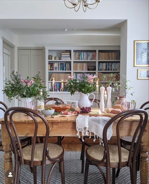 Dining Room Library, Cottage Dining Rooms, Bookshelf Inspiration, Bookcase Styling, Post Ad, Old Kitchen, Cottage Living, Farmhouse Dining, Furniture Pieces