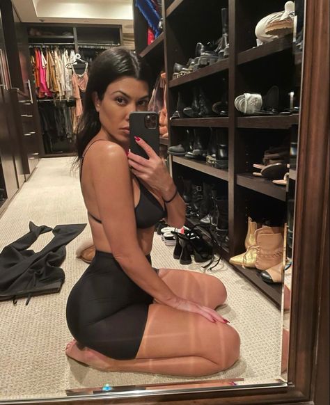 Kourtney Kardashian 2018, Kourtney Kardashion, Kardashian Show, Kourtney Kardashian Style, Sister Poses, Jenner Family, Mode Zara, Travis Barker, Long Time Friends