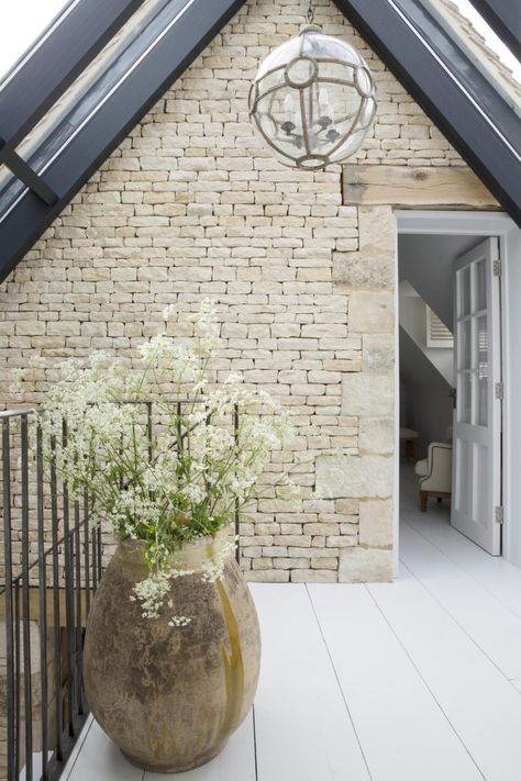 17th Century Cotswolds cottage exterior. Cotswold Cottage Interior, Emma Lewis, Modern English Country, Cotswold Cottage, Cotswolds Cottage, English Country Cottage, English Country Style, Cottage Exterior, Cottage Interior