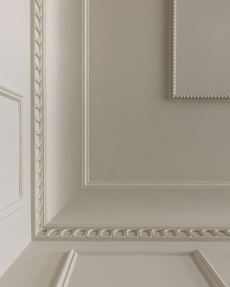 French Crown Molding Ceiling Detail, Ceiling Moulding Design, Bathroom Ceiling Design, Best Pop Design, Cream Ceiling, Ceiling Cornice, Ceiling Crown, 2024 Interior Design, Pop Design For Hall