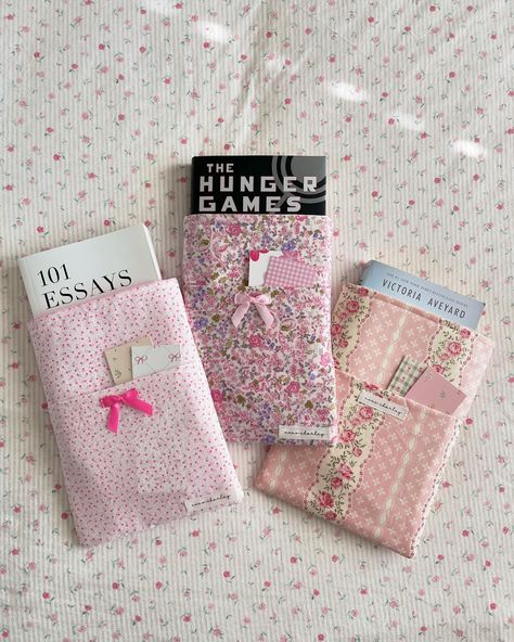 One of my favorites that recently launched: kindle & book sleeves🥹🎀📒💘🫶🏻 Shop on my Etsy shop or tiktok shop using the link in my bio!🩵🔗 Sew Kindle Sleeve, Sew Ipad Case, Book Sleeve Aesthetic, Diy Sewn Christmas Gifts, Quilted Computer Sleeve, Cute Sewing Gifts, Extra Fabric Ideas Diy, Sewing Machine Projects For Beginners, Sewn Gifts For Men