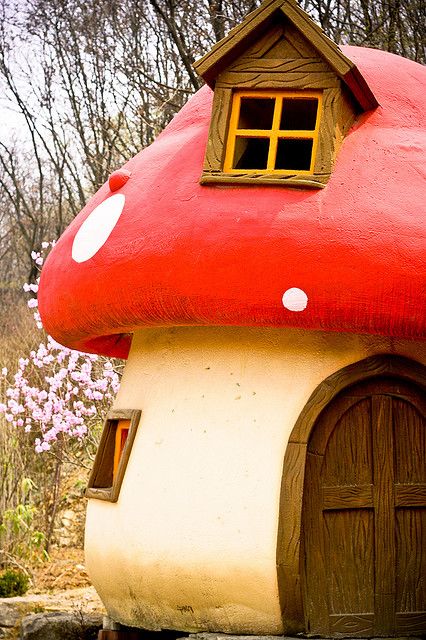 mushroom house Smurf House, Wee Folk Art, Crazy Houses, Fairytale Cottage, Unusual Buildings, Storybook Cottage, Unusual Homes, Cob House, Hobbit House