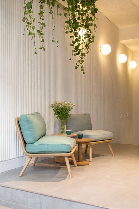 Hermann's — Freehaus Minimalist Reception Area, Waiting Area Design, Waiting Room Decor, Minimalist Reception, Waiting Room Design, Sofa Santai, Dental Office Design Interiors, Office Waiting Rooms, Office Interior Design Modern