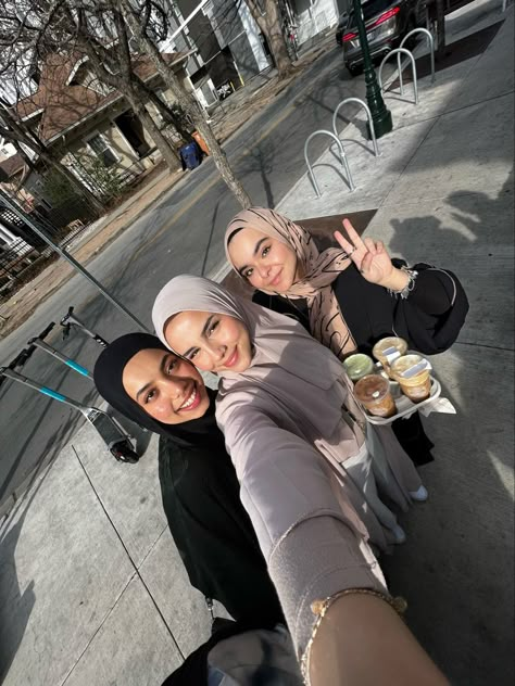 3 Hijabi Best Friends, Muslim Friends Aesthetic, Hijabi Besties, Hijabi Friends, Girls Apartment, Muslim Friends, Best Friend Pics, Airport Aesthetic, Hijabi Fits