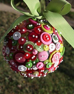 Any Season ornament activity / use pins with colorful heads and for older ages - maybe 8 and up  curbly.com Button Ornaments, Christmas Tablescape, Noel Christmas, Button Crafts, Xmas Crafts, Ornaments Diy, Christmas Projects, Christmas Balls, Christmas Cheer