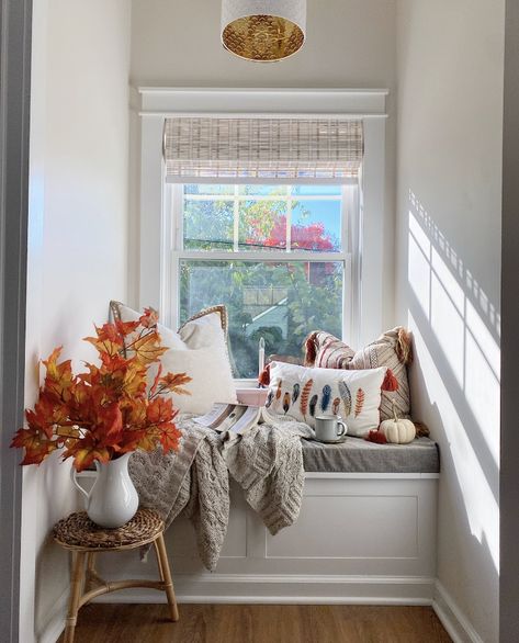 Small Window Seat, Modern Window Seat, Ikea 2015, Diy Window Seat, Window Seat Design, Modern Window Treatments, Window Nook, Built In Bunks, Decorating Bookshelves