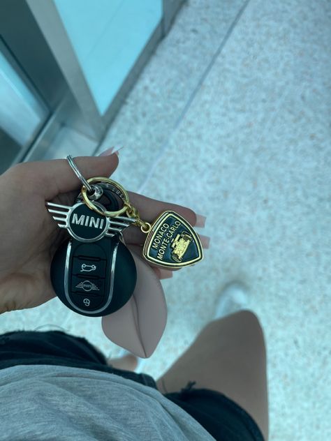 Cool Mini Cooper, Mini Copper Accessories, Mini Cooper Car Keys, Car Accessories Mini Cooper, New Car Aesthetic Keys, Mini Car Accessories, Mini Cooper Convertible Aesthetic, Mini Cooper Decor, Mini Copper Aesthetics