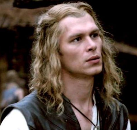 Joseph as Klaus in a pre-hybrid flashback from season 3 of The Vampire Diaries. Finn Mikaelson, Morgan Long, Klaus From Vampire Diaries, Werewolf Stories, Niklaus Mikaelson, Klaus The Originals, Vamp Diaries, Fan Image, Klaus And Caroline