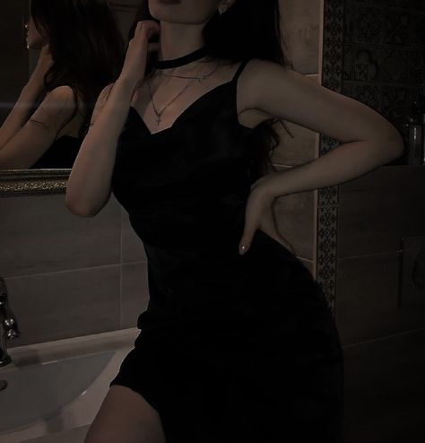 Female Fatale Outfit, Dark Feminine Aesthetic, Feminine Aesthetic, Girls Dpz, Girl Body, Aesthetic Outfits, Ulzzang Girl, Aesthetic Girl, Classy Outfits