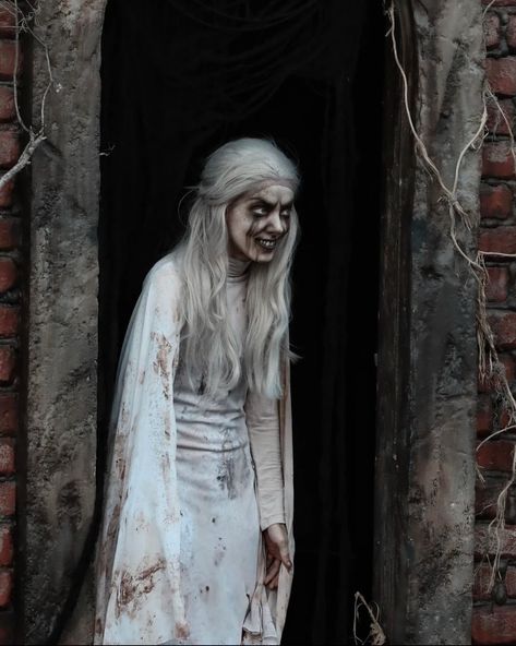 Graveyard: Deadly Unrest | Halloween Horror Nights Wiki | Fandom Graveyard Halloween Costumes, Graveyard Makeup, Halloween Henna, Halloween Horror Costumes, Devil Makeup Halloween, Haunted House Makeup, Halloween Horror Nights Orlando, Creepy Costume, Haunted Graveyard