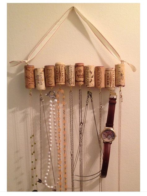 Necklace Rack, Cork Necklace, Wine Cork Projects, Cork Diy, Cork Art, Wine Craft, Wine Cork Crafts, Jewelry Board, Jewelry Organizer Diy