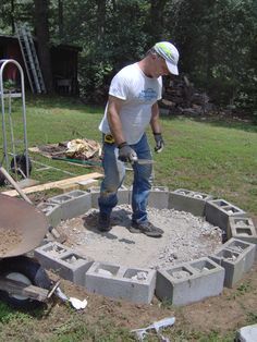 Besser Block Fire Pit, Center Block Fire Pit Backyard Ideas, Cinder Block Walkway Ideas, Cement Block Fire Pit, Cinder Block Fire Pit, How To Build A Fire Pit, Outside Fire Pits, Easy Fire Pit, Cinder Block Garden