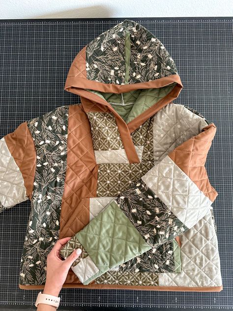 Patchwork, Couture, How To Sew A Hoodie Patterns, How To Make A Quilted Sweatshirt Jacket, Quilt Block Projects, Hunting Sewing Projects, Quilt Pullover Pattern, Quilted Clothes Patterns, Quilt Hoodie Diy