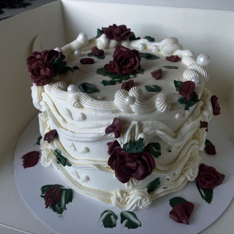 Victorian Wedding cake🤍🥀 ~the style, the grace 😍 #victorianstyle #vintage#victorian#lambeth#lambethcake#rosecake#pintrest#pintrestcake#aesthetic #cakedesign#cake#pintrestinspired #baker#washington#washingtonbaker Victorian Cakes Vintage, Victorian Style Cake, Victorian Cake, Victorian Wedding Cakes, Victorian Cakes, 18th Bday, Custom Birthday Cakes, Isamu Noguchi, Victorian Wedding