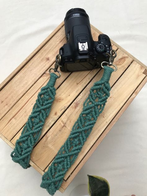 Macrame Camera Strap Diy, Crochet Camera Strap, Camera Strap Tutorial, Macrame Camera Strap, Diy Camera Strap, Personalized Macrame, Macrame Strap, Wooden Purse, Macrame Bracelet Patterns