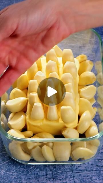 5-Minute Crafts on Instagram: "How to make delicious garlic butter and other awesome kitchen hacks! 🧄 

#cookingathome #garlicbutter #garliclovers" Cooking Hacks Videos, 5 Minute Hacks, Food Hacks Videos, Kitchen Hacks Videos, Kitchen Hacks Food, Amazing Food Hacks, Cooking Tutorials, 5 Min Crafts, Cooking Hacks