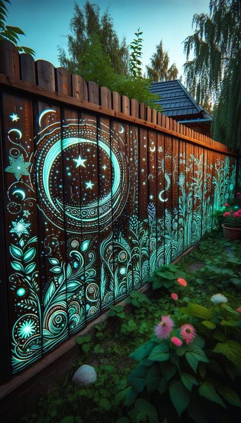 Fence Lighting Ideas, Creative Fence, Garden Fence Art, Fencing Ideas, Hippie Lifestyle, Fence Art, Fence Lighting, Backyard Inspo, Garden Yard Ideas