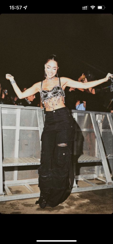 Chill Edm Concert Outfit, Acoustic Outfit Style, Big Gigantic Concert Outfit, Night Lovell Concert Outfit, Concert Pit Outfit, Concert Outfit Electronic, Trap Outfit Girl Concert, Rave Outfits House, La La Palooza Outfits