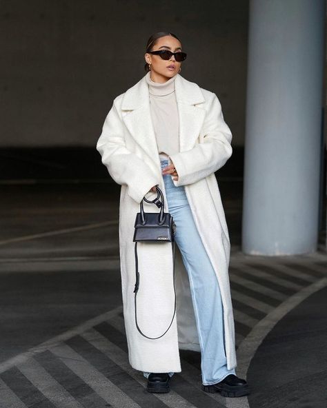 Ideas for fall outfit style. Latest and trending ideas for fall outfits and fashion tips. White Long Coat Outfit, Long White Coat Outfit, Ivory Coat Outfit, Outfit Manteau, White Coat Outfit, White Long Jacket, Long White Coat, Trench Outfit, Coat Outfit Casual