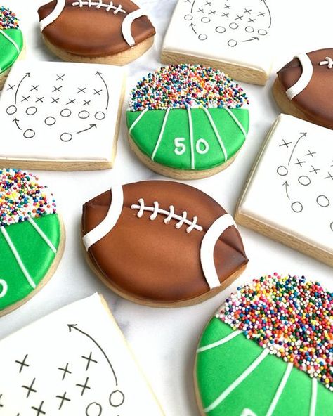 Cookies Football, Super Bowl Cookies, Football Cookies, Themed Cookies, Football Party Food, Football Cake, Vanilla Icing, Salty Cake, Sugar Cookie Frosting