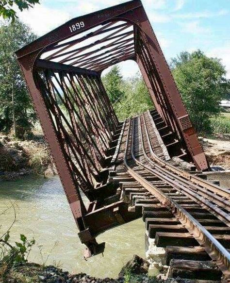 Abandoned bridge in Chester, VT. Train Bridge, Railroad Bridge, Abandoned Train, Abandoned House, Old Trains, Old Train, Abandoned Mansions, Green Mountain, Covered Bridges