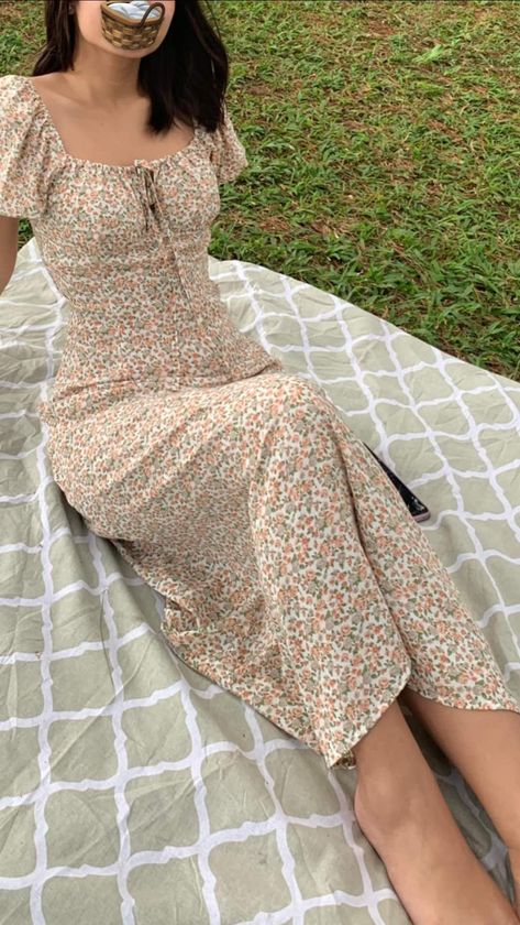 Picnic Poses Ideas Picnic Aesthetic Outfit Dress, Dress For Picnic Outfits, Picnic Dress Aesthetic, Picnic Outfit Ideas Summer, Flowery Dress Casual, Picnic Dress Ideas, Picnic Outfit Ideas Casual, Cute Picnic Outfits, Picnic Dresses