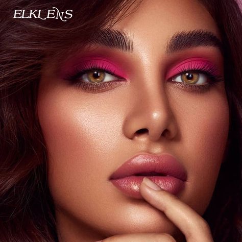 Chola Makeup, Gold Smokey Eye, Colored Contact Lenses, Pink Photo, Beauty Shots, Look Older, Eye Makeup Ideas, Contact Lenses Colored, Pink Eyes