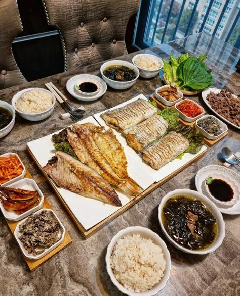 Korean Dinner Aesthetic, Korean Meal Aesthetic, Meal Aesthetic, Korean Dinner, Japenese Food, Best Korean Food, Dinner Aesthetic, Healthy High Protein Meals, Foreign Food