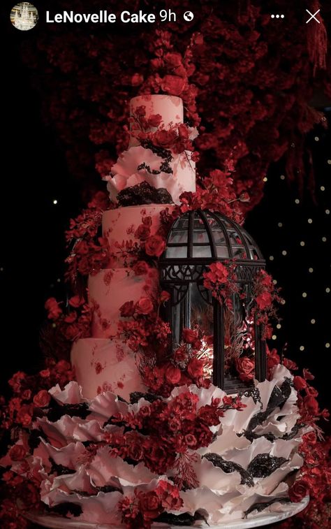 Wedding Cake Shapes, Gothic Wedding Desserts, Gothic Cake Wedding, Dark Wedding Cake, Gothic Cakes, Wedding Cake Dark, Faerie Wedding, Victorian Gothic Wedding, Gothic Wedding Cake