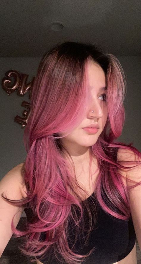 Pink Hair Highlights, Pink Hair Streaks, Pink Hair Dye, Hair Color Underneath, Hair Streaks, Dyed Hair Inspiration, Hair Dye Ideas, Pretty Hair Color, Hair Color Pink