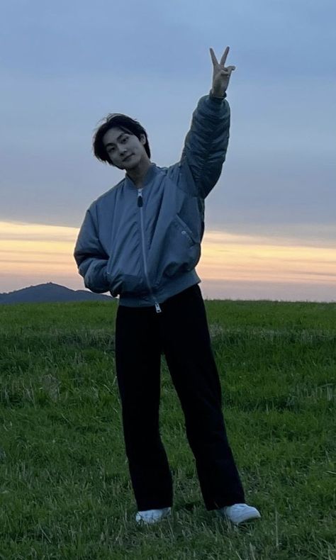 enhypen weverse post jungwon wide shot peace/v sign pose cute landscape grass field clouds cropped Enhypen Weverse Post, Peace Sign Drawing, Cute Landscape, Neon Evangelion, Crop Photo, People Poses, Bts Aesthetic Wallpaper For Phone, Grass Field, Piece Sign