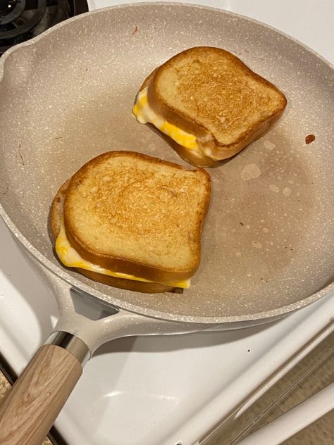 Grill Cheese Aesthetic, Grilled Cheese Sandwich Aesthetic, Grilled Cheese Aesthetic, Sandwiches Aesthetic, Sandwich Aesthetic, Lunch Aesthetic, Abby Jimenez, Perfect Grilled Cheese, Cheese Art