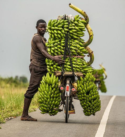 African Market Photography, African Museum, Shoulder Tats, Working Person, Hard Working Person, Jordan Logo Wallpaper, Still Life Pictures, Africa Photography, Reference Photos For Artists