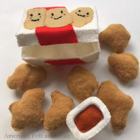 Free felt food pattern and tutorial for felt chicken nuggets, chicken nugget box and sauce cup. Felt Dinner Food, Free Felt Food Patterns Printables, Felt Food Patterns Free Templates, Diy Felt Play Food, Diy Felt Food, Play Food Diy, Felt Chicken, Felt Food Pattern, Felt Food Diy