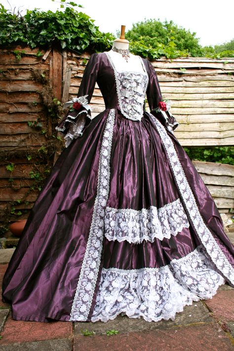 Urbane Urchins: Purple (aubergine) and silver Georgian gown Victorian Outfits, Victorian Ball Gowns, Victorian Ball, Medieval Dresses, Historical Patterns, Historical Gowns, Historical Clothes, Medieval Clothes, Civil Wars