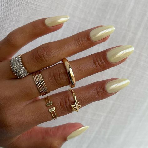 Summer Yellow Nails, Nails Yellow, Summery Nails, Summer Yellow, Soyut Sanat Tabloları, Sunny Afternoon, Nails 2024, Yellow Nails, Minimalist Nails