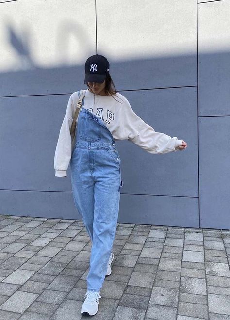 Overall Outfit Fall, Overall Winter Outfit, Overall Outfit Winter, How To Style Dungarees, Overall Outfits Fall, Ways To Wear Overalls, Jean Overall Outfits, Overalls Outfit Winter, Overalls Outfit Aesthetic