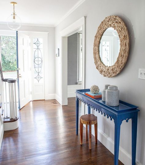 Cara Fineman on Instagram: “I love a good entry vignette. What does your entry look like? I always have a succulent, plant or fresh flowers, a vintage mirror that I…” Space Behind Couch, Console Under Tv, Narrow Entryway Table, Luxury Console Table, Under Tv, Narrow Entryway, Behind Couch, Entryway Table Decor, Street Design