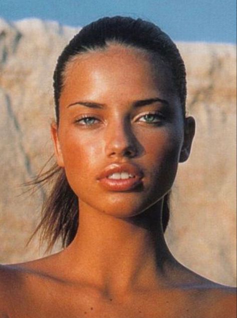 Adriana Lima Young, Sherilyn Fenn, Sunkissed Makeup, Alena Shishkova, Tanned Makeup, 90s Models, Tan Face, Model Inspo, Trening Abs