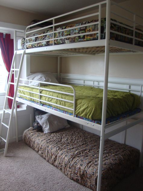 Triple Bunk Bed  is that an ikea loft with another middle bed and trundle???? How?!?! Ikea Bunk Bed, Bedroom Adult, Bunk Beds For Boys Room, Adult Bunk Beds, Bunk Bed Plans, Queen Bunk Beds, Triple Bunk Beds, Modern Bunk Beds, Diy Bunk Bed