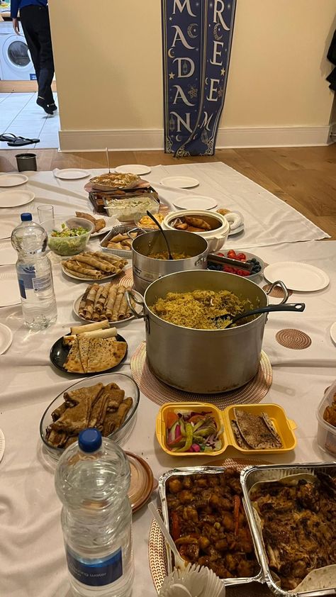 Ramadan Iftar Pic, Essen, Ramadan With Friends, Iftar With Family, Ramadan Iftar Aesthetic, Fasting Ramadan Aesthetic, Ramadan Food Iftar Table, Iftar With Friends, Iftar Snap