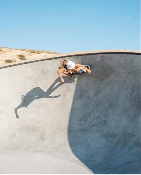 Skateboarding Aesthetic, Skate Ramp, Skate Vibes, Surfing Aesthetic, Skateboarding Tricks, Skateboard Aesthetic, Skate Girl, Skater Aesthetic, Skateboard Girl