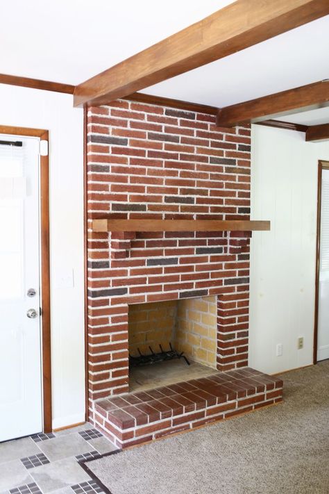 How to paint brick and stone (click through for tutorial) Brick Whitewash, How To Paint Brick, Corner Brick Fireplaces, Fireplaces Makeover Modern, Brick Fireplace Remodel, Paint Brick, Brick Painting, Fireplace Makeovers, Brick Living Room