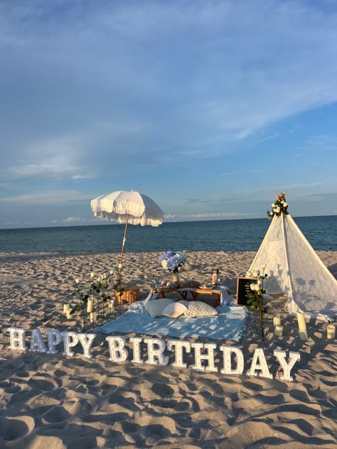 Beach Aesthetic Birthday Party, Vacation Birthday Ideas, Beach Birthday Idea, Birthday Party Beach Ideas, Beach Birthday Set Up, Cute Beach Birthday Ideas, Beach Birthday Food, Birthday On The Beach Ideas, 40th Beach Birthday