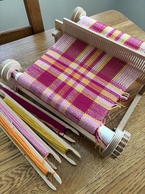 Crochet Shell Blanket, Frame Loom Weaving, Weaving Patterns Loom, Rigid Heddle Weaving Patterns, Weaving Scarfs, Weaving Book, Rigid Heddle Loom, Weaving Loom Diy, Loom Craft