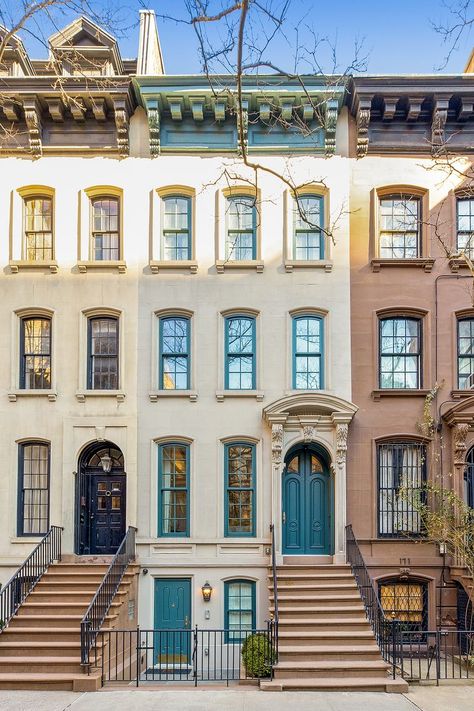 Breakfast At Tiffany's Apartment, New York Style House, New York Apartment Exterior, Brownstone Exterior, Townhouse New York, Brownstone Townhouse, Brownstone Apartment, Nyc Brownstone, Brownstone Homes