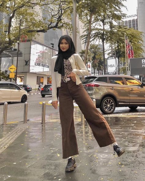 Brown Outfit Ideas Hijab, Hijab Brown Outfit, Earth Tone Hijab Outfit, Ootd Earth Tone Hijab, Earth Tone Aesthetic Fashion, Brown Outfit Hijab, Y2k Yearbook, Outfit Earth Tones, Vintage Jeans Outfit