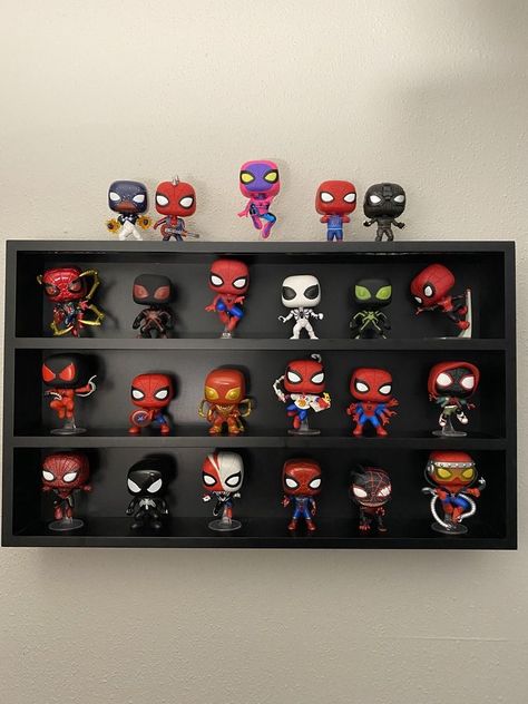 Spiderman Funko Pop Collection, Spider Man Collection, Marvel Funko Pop Display, Spiderman Things To Buy, Marvel Funko Pop Collection, Funko Pop Room, Funko Pop Collection Room, Spider Man Funko Pop, Spider Man Decor