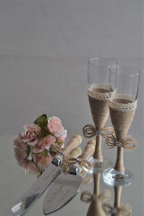 Country Boho Wedding Decor, Scroll Wedding Cake, Burlap Wedding Decor, Rustic Wedding Glasses, Burlap Wedding Decorations, Wedding Dress Crafts, Boho Cake, Cake Serving Set, Flute Glasses